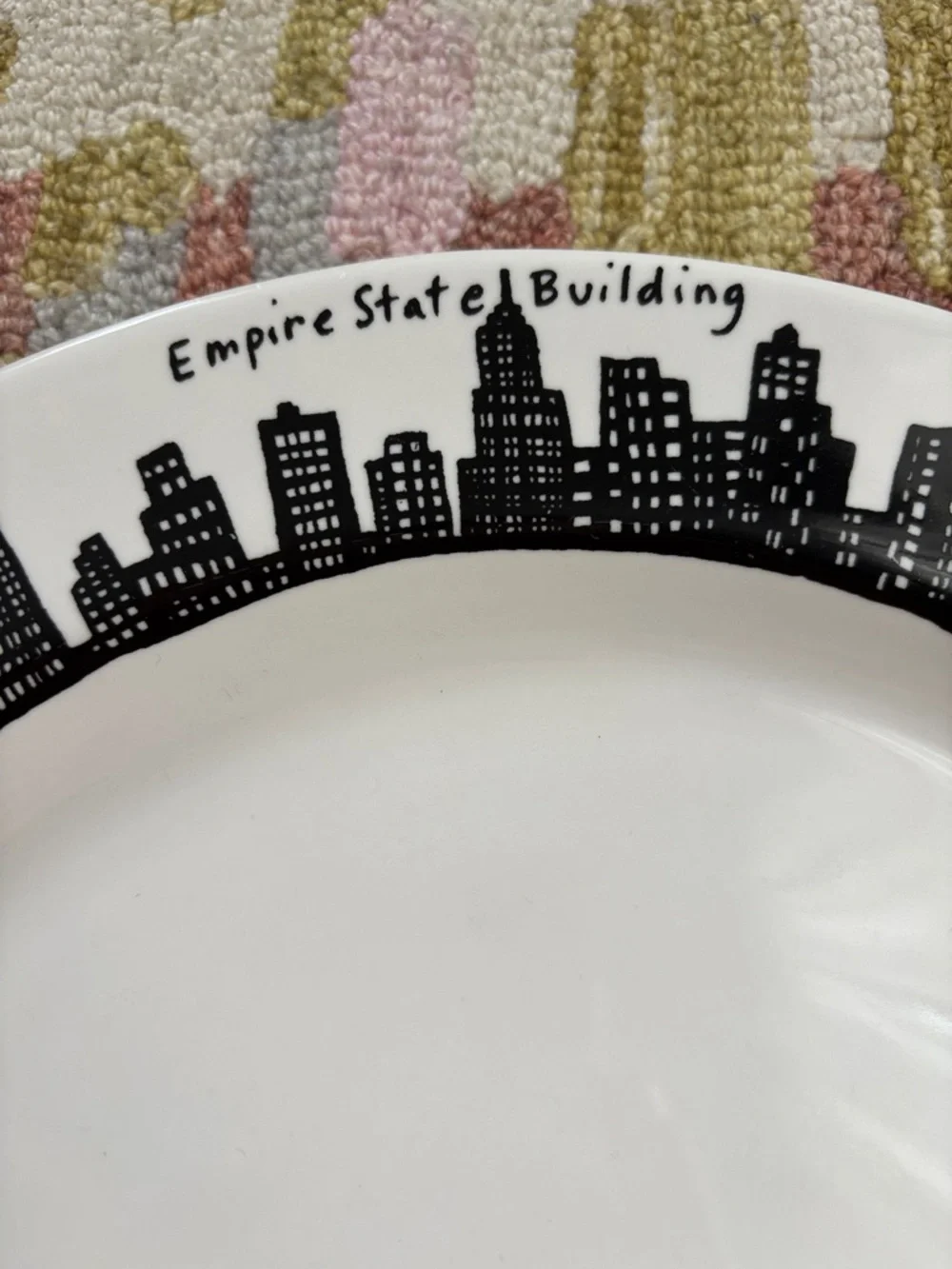 FISHS EDDY 212 Skyline Plate New York Skyline NYC icons (includes Twin Towers)